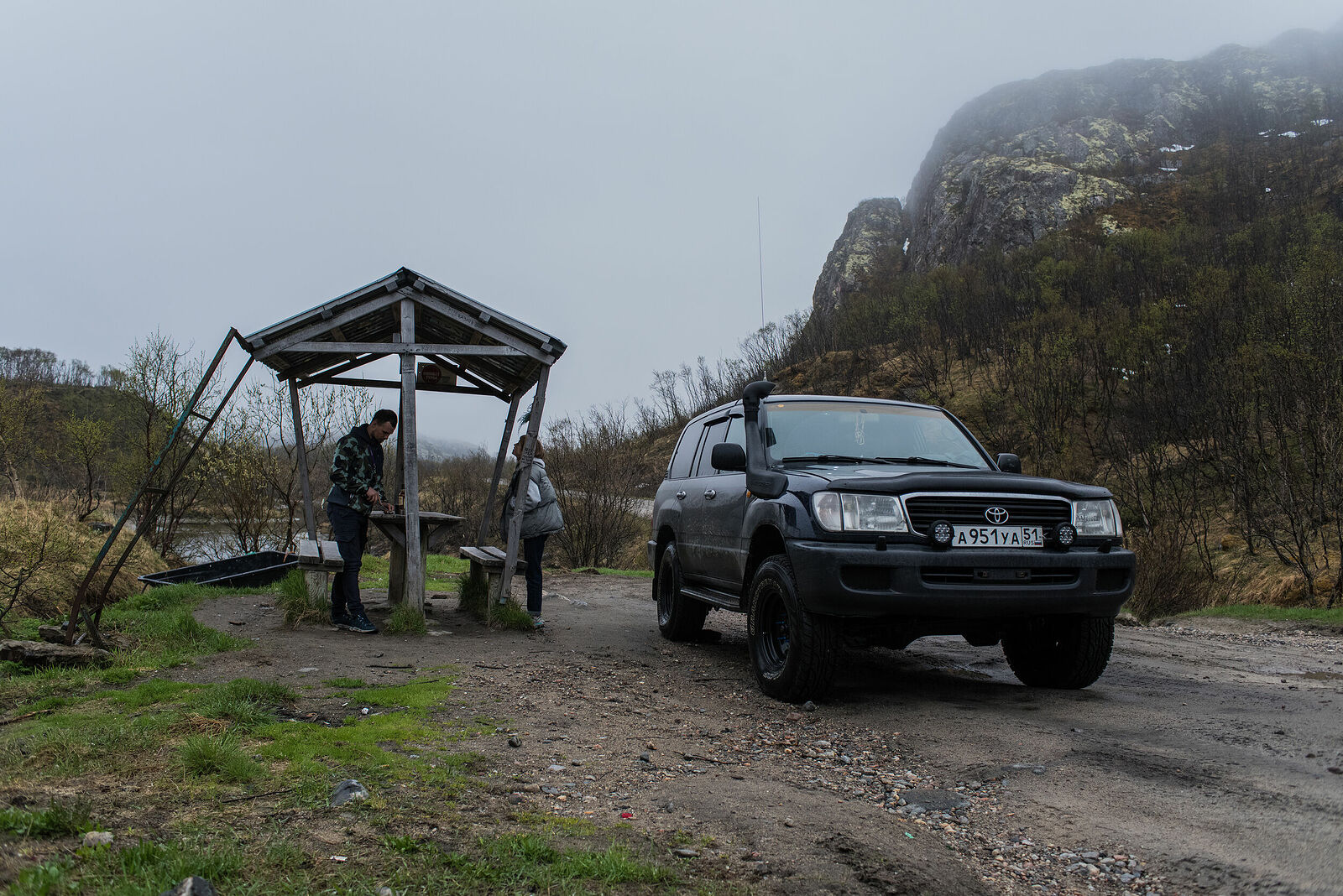 Another must-visit stop for travelers is at the tributary called "Drunken Stream". Traditionally, visitors here take a break before crossing the Musta-Tunturi Pass. To ensure that the journey is filled only with pleasant northern adventures, they enjoy alcoholic beverages to appease the local spirits.
