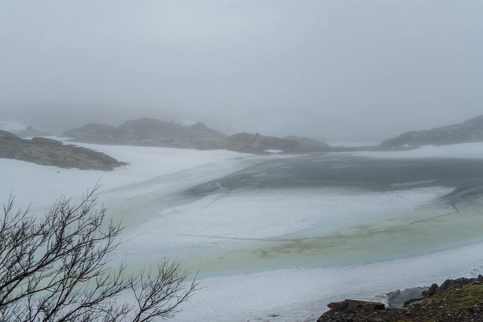 Along the way, there are also many lakes, some of which are still covered with ice. As the guide explains, these bodies of water contain no fish at all because they freeze solid to the bottom.
