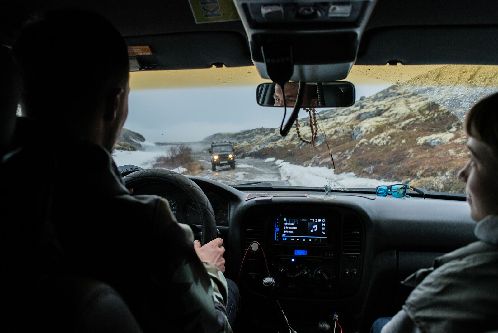 That is the wonder of the tundra: around one bend, green foliage unfolds and everything bursts with color, while at another, nature has not yet awakened from its winter slumber